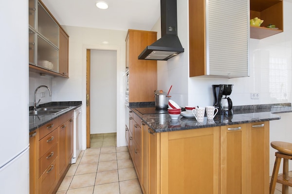 Foto van Villa in Blanes met Zwembad en Strandzicht - Vakantiehuis in Blanes - Kitchen