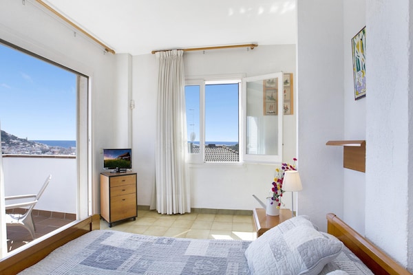 Foto van Villa in Blanes met Zwembad en Strandzicht - Vakantiehuis in Blanes - BedRoom