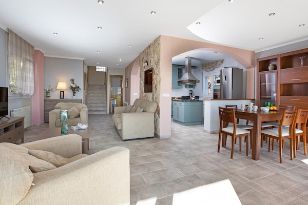 Foto van Villa aan Costa Brava met Zwembad & Zeezicht - Vakantiehuis in Lloret de Mar - DiningRoom