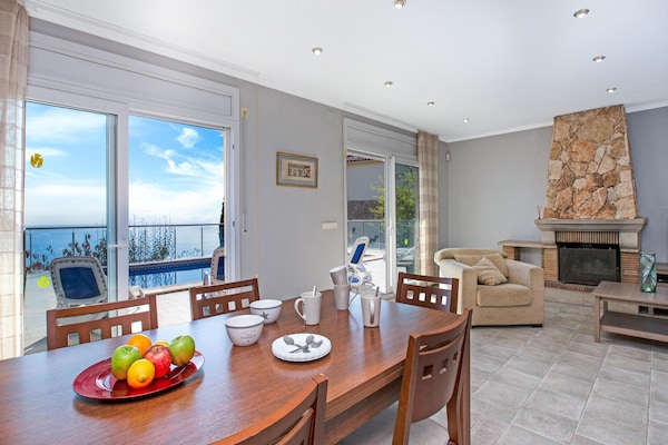 Foto van Villa aan Costa Brava met Zwembad & Zeezicht - Vakantiehuis in Lloret de Mar - DiningRoom