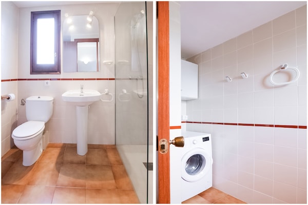 Foto van Huis in Catalonië bij de Zee - Vakantiehuis in Sant Pere Pescador - BathRoom