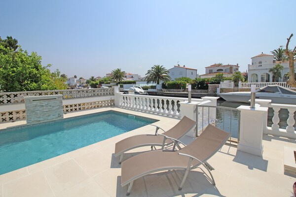 Foto van Villa in Empuriabrava met Privézwembad - Vakantiehuis in Empuriabrava - Outdoor