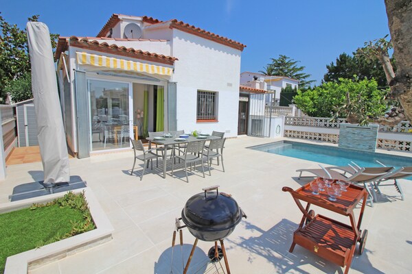Foto van Villa in Empuriabrava met Privézwembad - Vakantiehuis in Empuriabrava - Outdoor