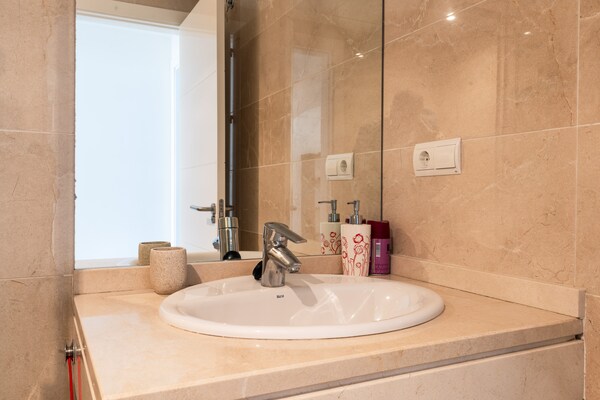 Foto van Prachtig appartement met uitzicht - Vakantiehuis in Ojen - BathRoom