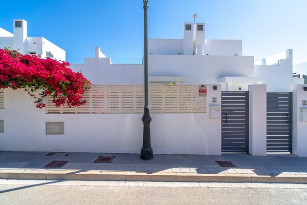 Foto van Villa in Nerja met Uitzicht op Zee & Zwembad - Vakantiehuis in Nerja - Outdoor