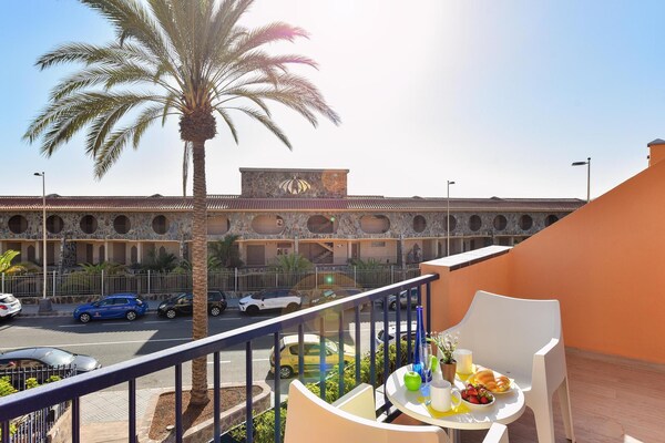 Foto van Moderne duplexwoning met zwembad in Meloneras - Vakantiehuis in San Bartolomé de Tirajana - TerraceBalcony