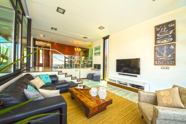 Foto van Panoramische villa met uitzicht op zee en zwembad - Vakantiehuis in Sansenxo, Pontevedra - LivingRoom