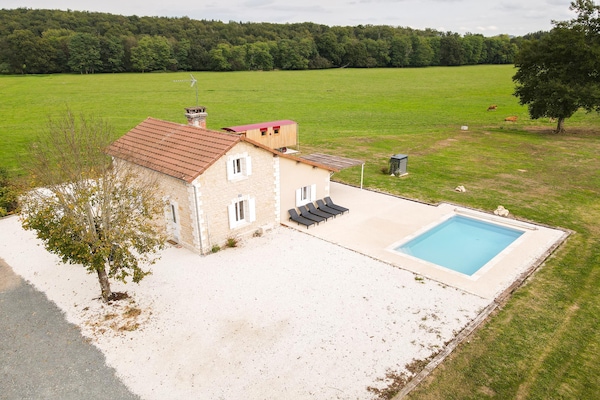 Foto van Charmant vakantiehuis met privézwembad - Vakantiehuis in HAUTEFORT - ExteriorSummer