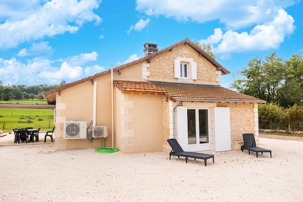 Foto van Charmant vakantiehuis met privézwembad - Vakantiehuis in HAUTEFORT - ExteriorSummer