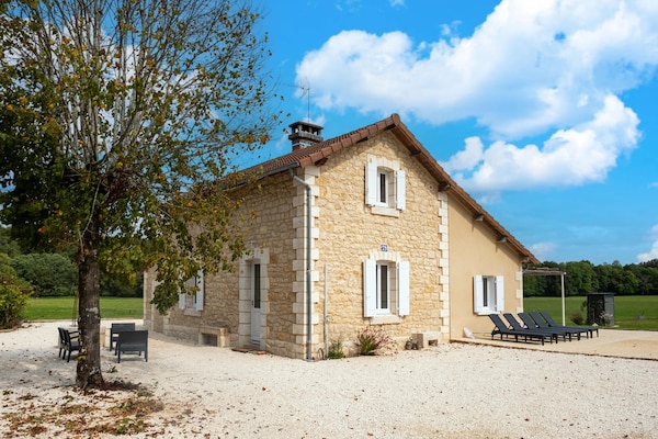 Foto van Charmant vakantiehuis met privézwembad - Vakantiehuis in HAUTEFORT - ExteriorSummer