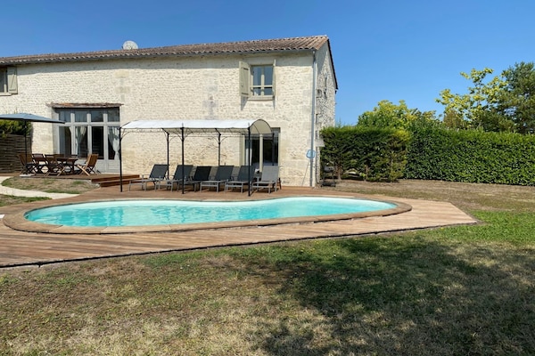 Foto van Villa in Frankrijk met privézwembad - Vakantiehuis in Chalais - ExteriorSummer