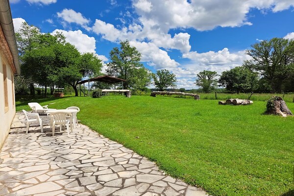 Foto van Comfortabel vakantiehuis met ruime tuin - Vakantiehuis in Vieure - ViewSummer