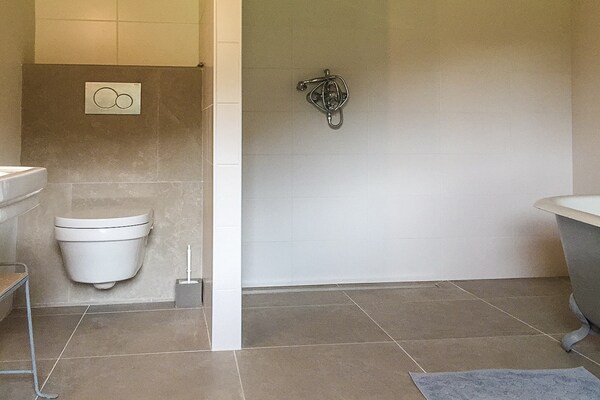 Foto van Historisch landhuis bij rivier Cénevières - Vakantiehuis in Cénevières - BathRoom