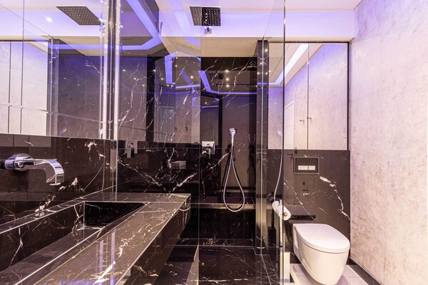 Foto van Grote gerenoveerde studio - rue Hoche - Cannes centrum - 