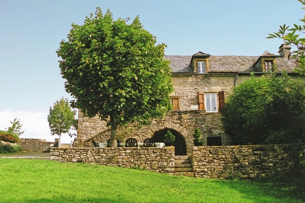 Foto van Vakantiehuis bij Lot in Saint-Geniez-d'Olt - Vakantiehuis in St. Geniez D'olt - ExteriorSummer