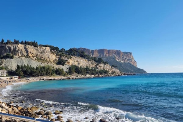 Foto van Chalet in Provence met Schaduwrijke Pijnbomen - Vakantiehuis in Carnoux-en-Provence - AreaSummer20KM