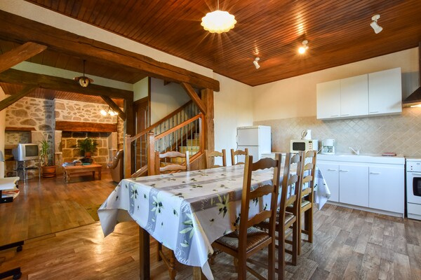 Foto van Sénezergues Garden Hideaway - Vakantiehuis in Sénezergues - DiningRoom