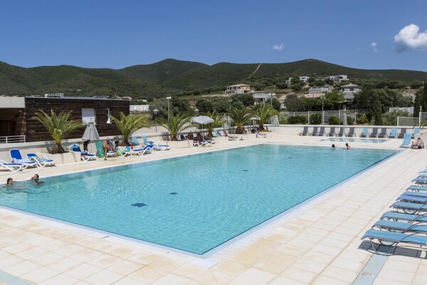 Foto van Vakantiepark op Corsica met Terras - Vakantiehuis in Belgodere - PoolOfHouse