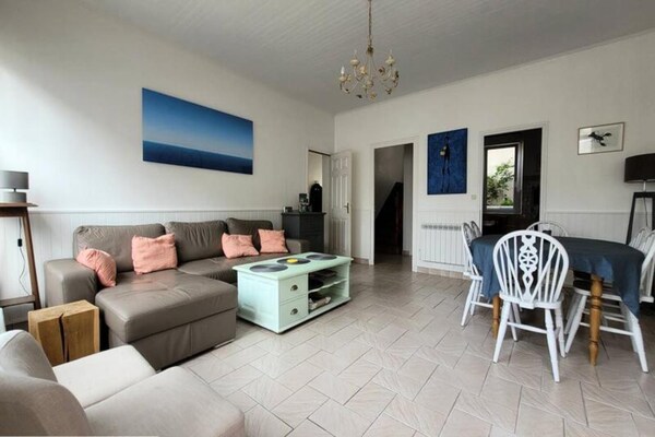 Foto van Vakantiehuis in Frankrijk met Binnenplaats - Vakantiehuis in PLENEUF VAL ANDRE - ExteriorSummer