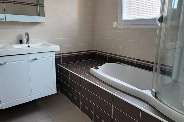 Foto van Vakantiehuis in Frankrijk met Binnenplaats - Vakantiehuis in PLENEUF VAL ANDRE - ExteriorSummer