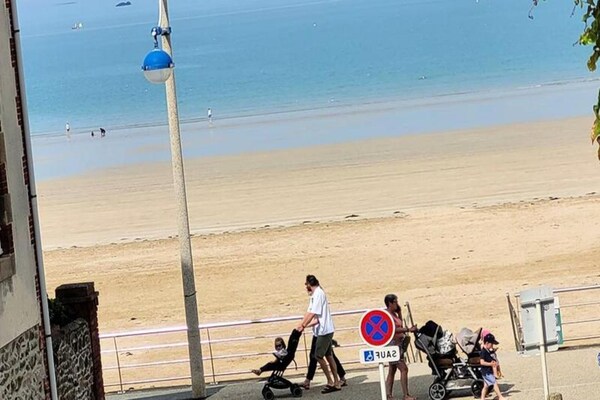 Foto van Vakantiehuis in Frankrijk met Binnenplaats - Vakantiehuis in PLENEUF VAL ANDRE - ExteriorSummer