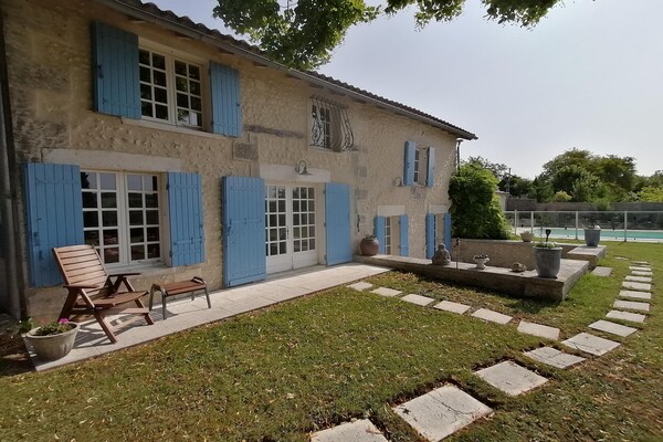 Foto van Vakantiehuis in Lusignac met privézwembad - Vakantiehuis in Lusignac - ExteriorSummer