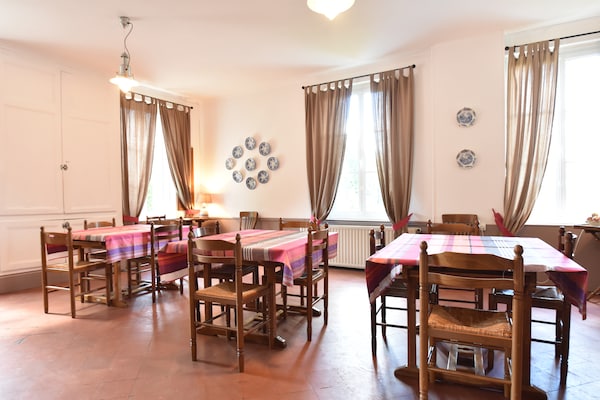Foto van Kasteel in Aspires met Tennisbaan & Uitzicht - Vakantiehuis in Asnières - LivingRoom