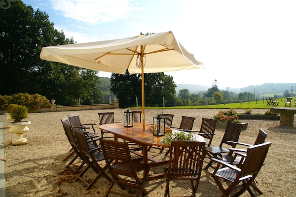 Foto van Kasteel in Aspires met Tennisbaan & Uitzicht - Vakantiehuis in Asnières - TerraceBalcony