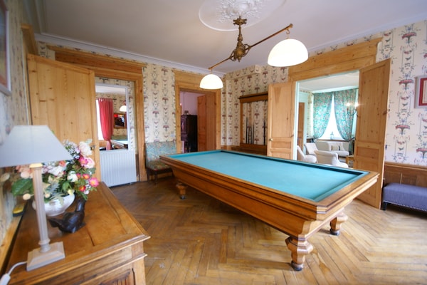 Foto van Kasteel in Aspires met Tennisbaan & Uitzicht - Vakantiehuis in Asnières - RecreationRoom