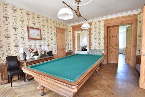 Foto van Kasteel in Aspires met Tennisbaan & Uitzicht - Vakantiehuis in Asnières - RecreationRoom