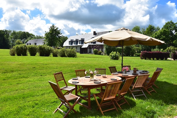 Foto van Kasteel in Aspires met Tennisbaan & Uitzicht - Vakantiehuis in Asnières - TerraceBalcony