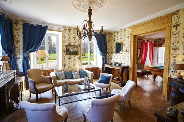 Foto van Kasteel in Aspires met Tennisbaan & Uitzicht - Vakantiehuis in Asnières - LivingRoom