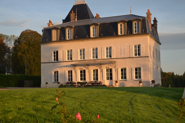 Foto van Kasteel in Asnières met Tennis & Boszicht - Vakantiehuis in Asnières - ExteriorSummer