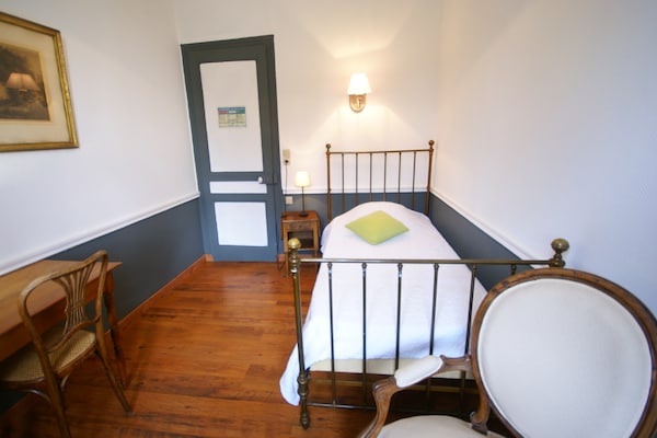 Foto van Kasteel in Asnières met Tennis & Boszicht - Vakantiehuis in Asnières - BedRoom