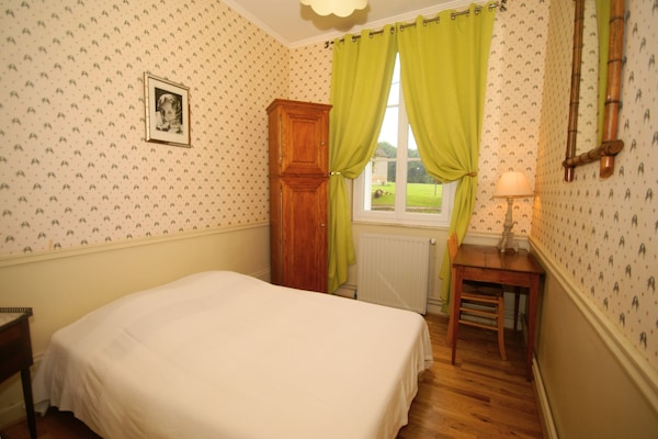 Foto van Kasteel in Asnières met Tennis & Boszicht - Vakantiehuis in Asnières - BedRoom