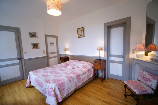 Foto van Kasteel in Asnières met Tennis & Boszicht - Vakantiehuis in Asnières - BedRoom