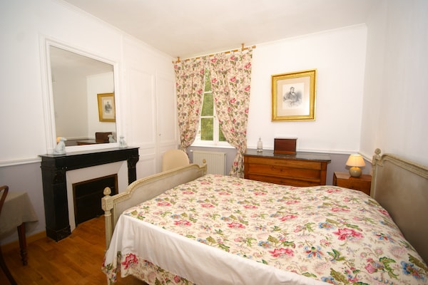 Foto van Kasteel in Asnières met Tennis & Boszicht - Vakantiehuis in Asnières - BedRoom
