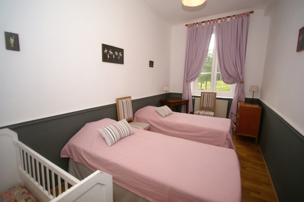 Foto van Kasteel in Asnières met Tennis & Boszicht - Vakantiehuis in Asnières - BedRoom