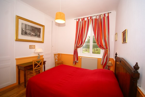 Foto van Kasteel in Asnières met Tennis & Boszicht - Vakantiehuis in Asnières - BedRoom