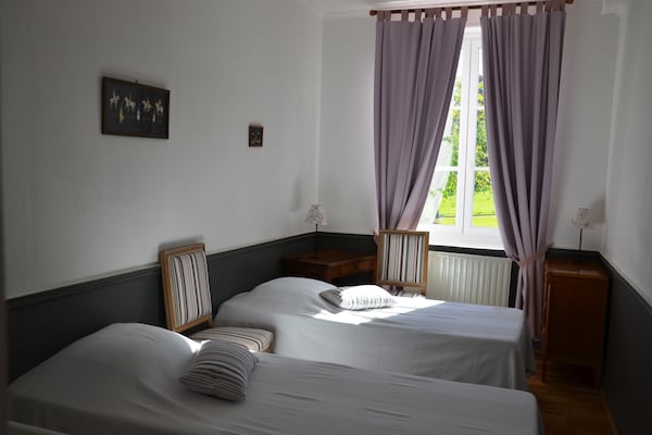Foto van Kasteel in Asnières met Tennis & Boszicht - Vakantiehuis in Asnières - BedRoom