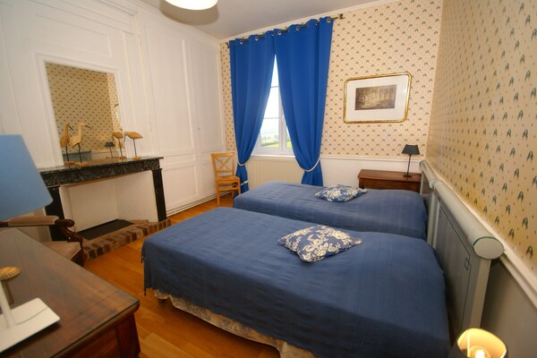 Foto van Kasteel in Asnières met Tennis & Boszicht - Vakantiehuis in Asnières - BedRoom