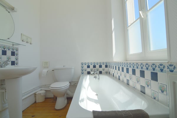 Foto van Kasteel in Asnières met Tennis & Boszicht - Vakantiehuis in Asnières - BathRoom