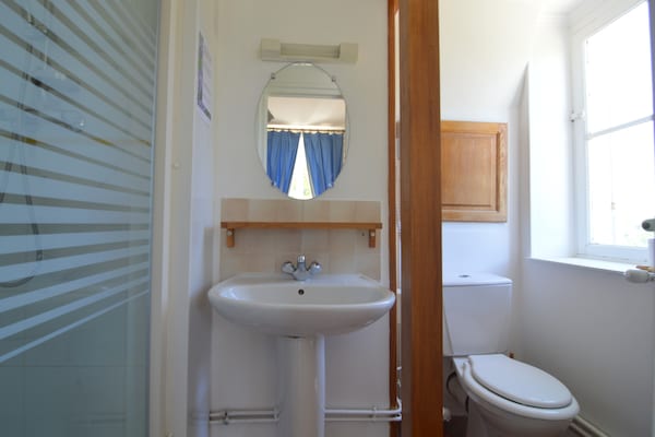 Foto van Kasteel in Asnières met Tennis & Boszicht - Vakantiehuis in Asnières - BathRoom