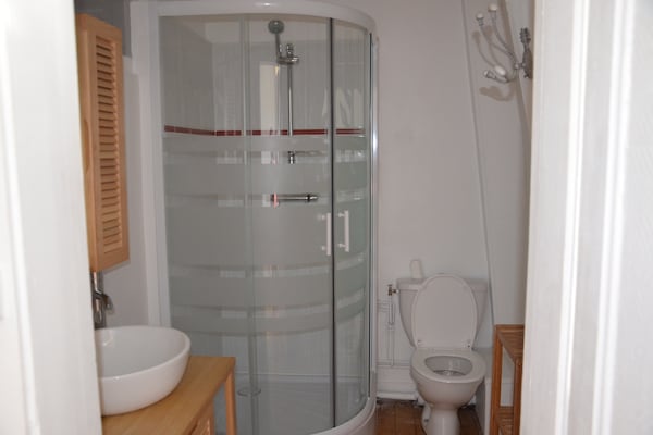 Foto van Kasteel in Asnières met Tennis & Boszicht - Vakantiehuis in Asnières - BathRoom