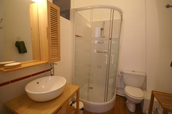 Foto van Kasteel in Asnières met Tennis & Boszicht - Vakantiehuis in Asnières - BathRoom