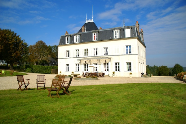 Foto van Kasteel in Asnières met Tennis & Boszicht - Vakantiehuis in Asnières - ExteriorSummer