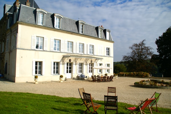 Foto van Kasteel in Asnières met Tennis & Boszicht - Vakantiehuis in Asnières - ExteriorSummer