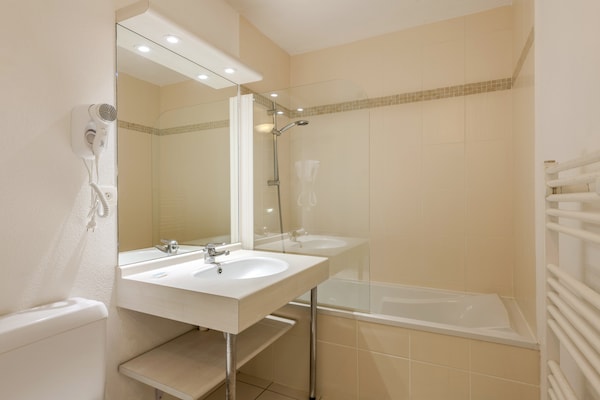 Foto van Appartement met uitzicht op de oceaan, retraite - Vakantiehuis in Plougonvelin - BathRoom