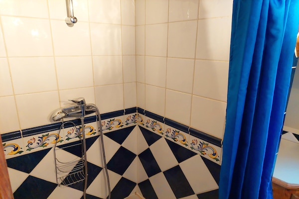 Foto van Stenen huis met zeezicht in Bretagne - Vakantiehuis in St. Pol-de-Léon - BathRoom
