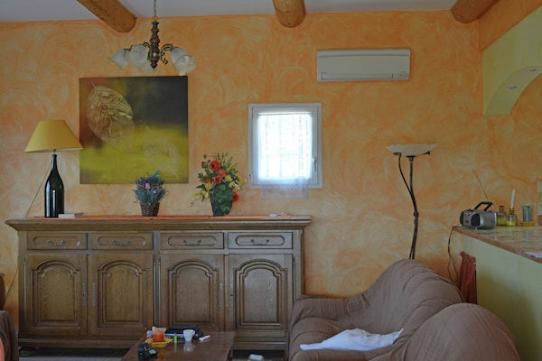 Foto van Rustige villa met uitzicht op het zwembad - Vakantiehuis in St. Laurent de Carnols - LivingRoom
